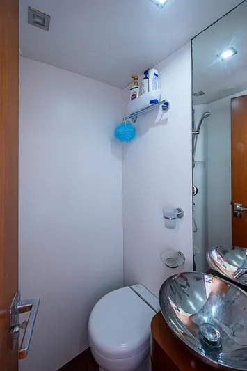 Reset Yacht Photos Pics Luxury Azimut 82 yacht bathroom with modern fixtures, 2011 model.