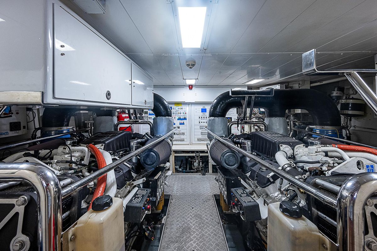2011 Azimut 82 