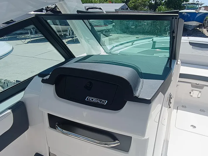 257-155 Yacht Photos Pics 2025 Robalo R257 Dual Console boat interior with sleek dashboard and windshield.