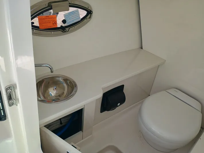 257-155 Yacht Photos Pics 2025 Robalo R257 Dual Console boat interior with sink and toilet.