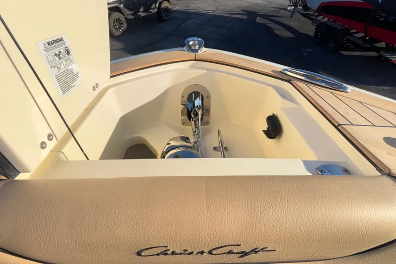  Yacht Photos Pics 2026 Chris-Craft Sportster 28 boat interior, featuring elegant design and premium materials.