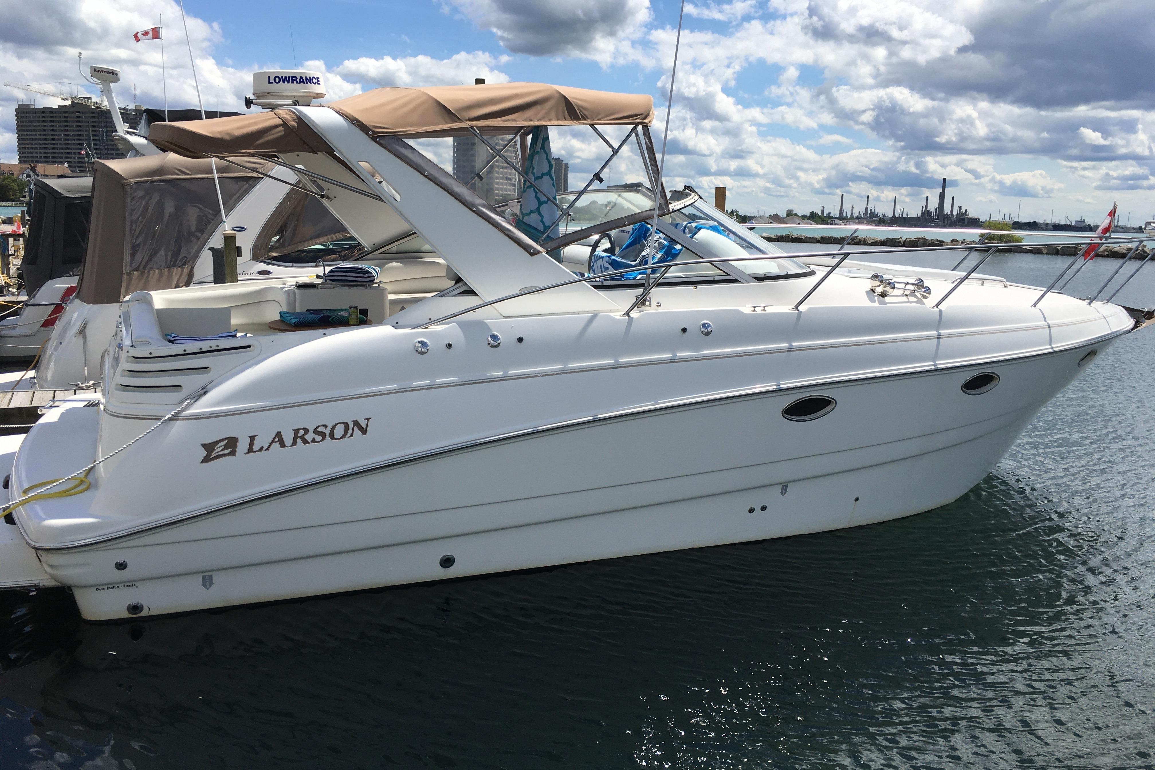 Larson Cabrio 330 Day Cruiser