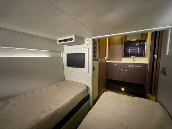 Southern Accent Yacht Photos Pics Interior cabin of 2014 Sea Ray 470 Sundancer yacht with twin beds and TV.