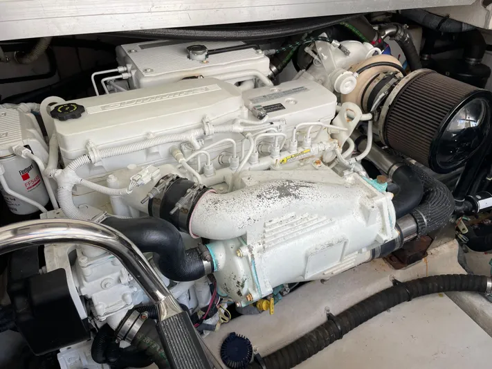 Southern Accent Yacht Photos Pics Engine of 2014 Sea Ray 470 Sundancer, showcasing detailed components and design.