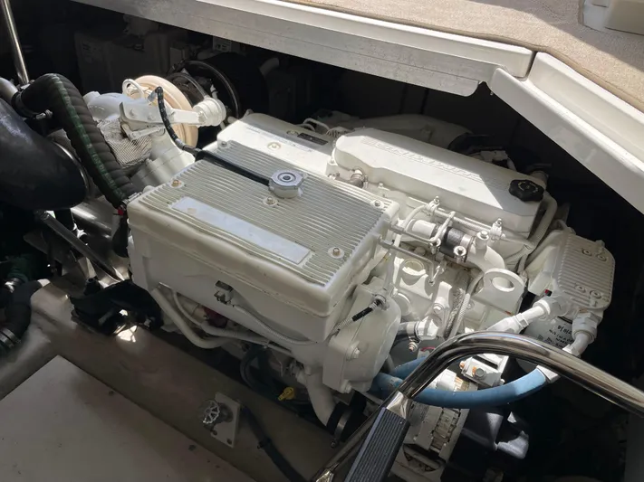 Southern Accent Yacht Photos Pics Engine compartment of 2014 Sea Ray 470 Sundancer yacht.