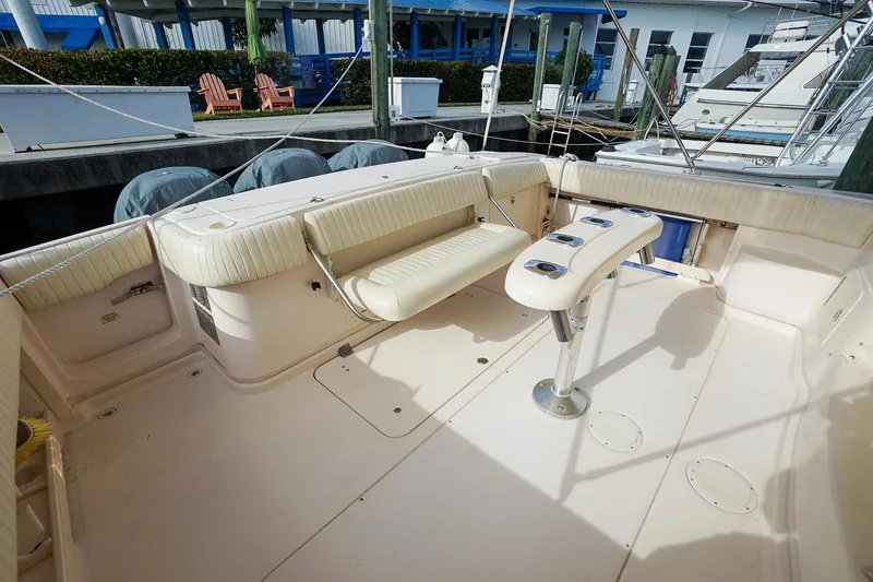  Yacht Photos Pics 2007 Grady-White Express 360 boat deck with seating and table.