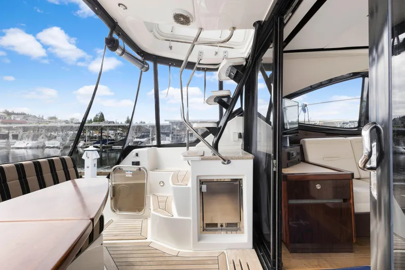  Yacht Photos Pics 2017 Sea Ray 400 Fly yacht interior with seating and modern amenities.