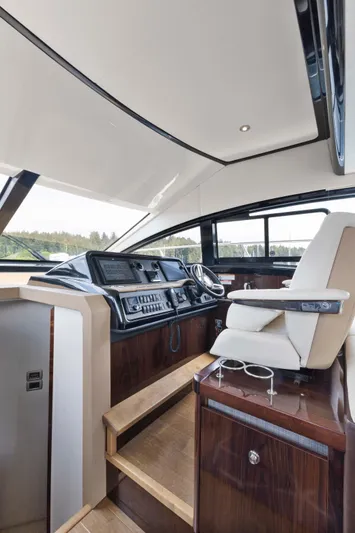  Yacht Photos Pics 2017 Sea Ray 400 Fly yacht interior with modern helm and luxurious seating.