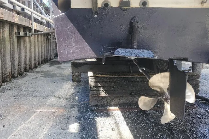 Cuatro Yacht Photos Pics 1998 Bayliner 4788 Pilot House Motoryacht propeller and rudder on dry dock.