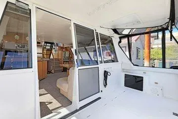Cuatro Yacht Photos Pics 1998 Bayliner 4788 Pilot House Motoryacht interior with spacious seating and modern amenities.