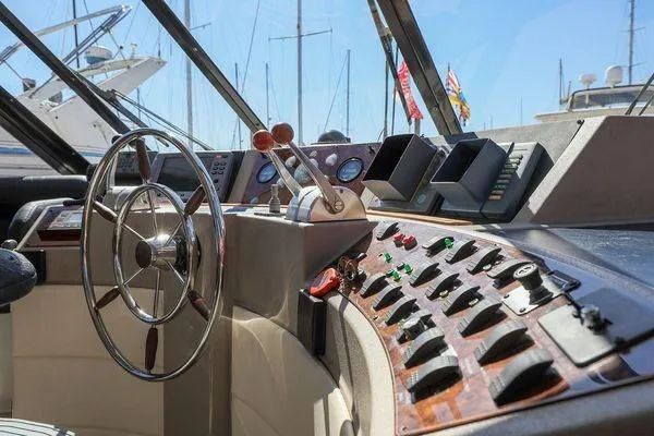 Cuatro Yacht Photos Pics 1998 Bayliner 4788 Pilot House Motoryacht helm with controls and steering wheel.