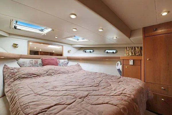 Cuatro Yacht Photos Pics Luxurious bedroom in 1998 Bayliner 4788 Pilot House Motoryacht with skylights and wood cabinetry.