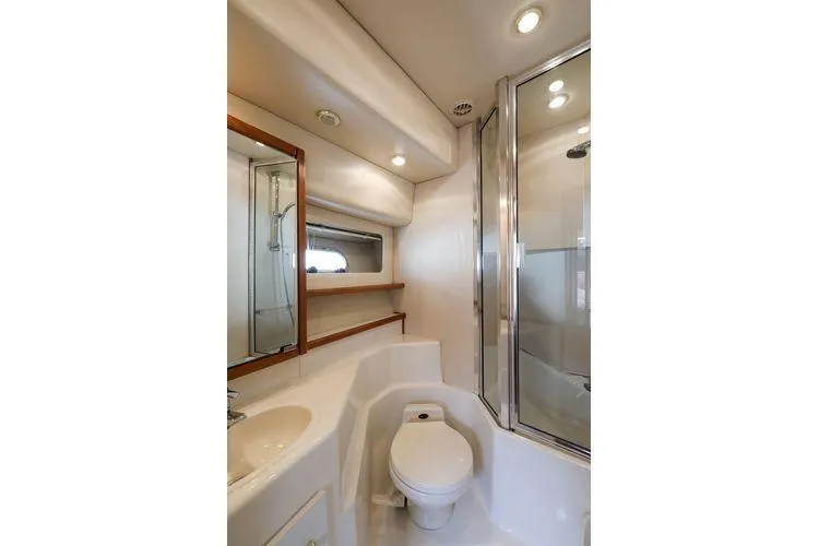 Cuatro Yacht Photos Pics Luxurious bathroom in 1998 Bayliner 4788 Pilot House Motoryacht with shower and toilet.