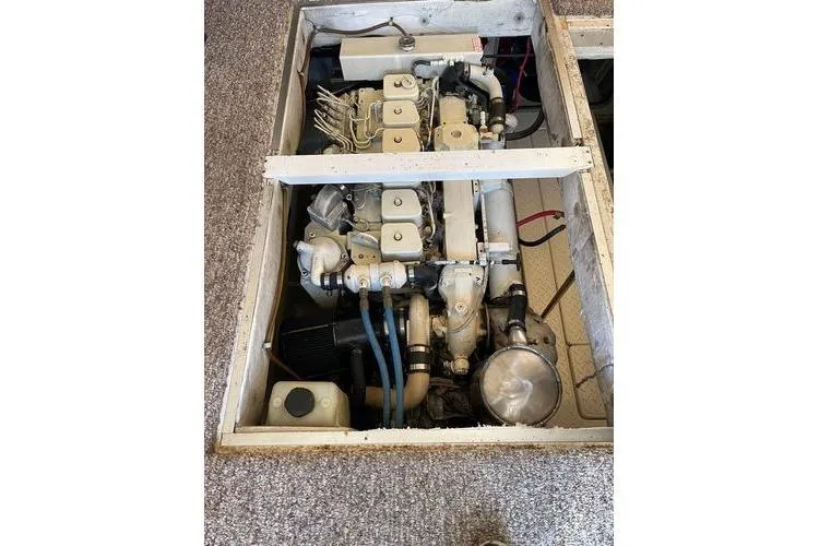 Cuatro Yacht Photos Pics Engine compartment of a 1998 Bayliner 4788 Pilot House Motoryacht, showcasing mechanical components.