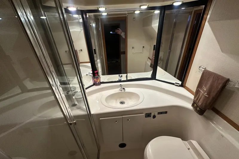 Stacey Lee Yacht Photos Pics Bathroom interior of 1999 Bayliner 4788 Pilot House Motoryacht, featuring sink and mirror.