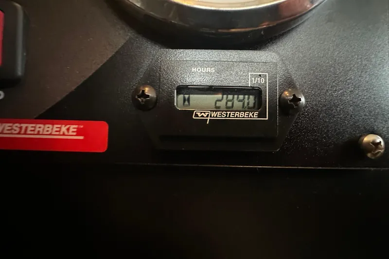 Stacey Lee Yacht Photos Pics Hour meter reading 2840 on 1999 Bayliner 4788 Pilot House Motoryacht.