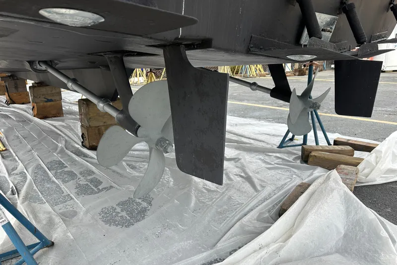 Stacey Lee Yacht Photos Pics 1999 Bayliner 4788 Pilot House Motoryacht propellers and rudders on dry dock.