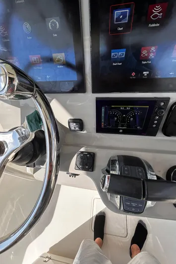 No Name Yacht Photos Pics 2017 33 Boston Whaler 330 Outrage Helm