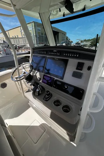 No Name Yacht Photos Pics 2017 33 Boston Whaler 330 Outrage Helm