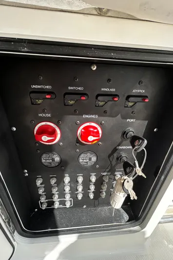 No Name Yacht Photos Pics 2017 33 Boston Whaler 330 Outrage Battery Switches