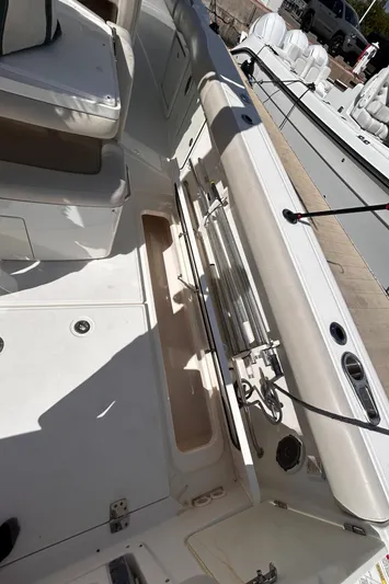 No Name Yacht Photos Pics 2017 33 Boston Whaler 330 Outrage Stb In Deck Fishbox