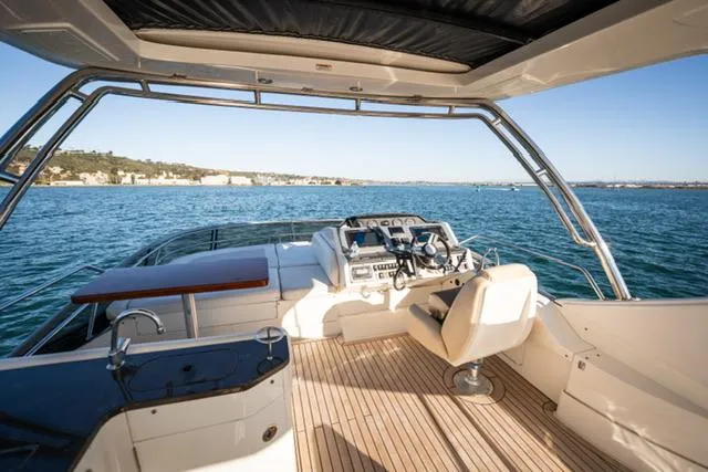  Yacht Photos Pics 2015 Sea Ray 510 Fly yacht helm with ocean view and modern controls.