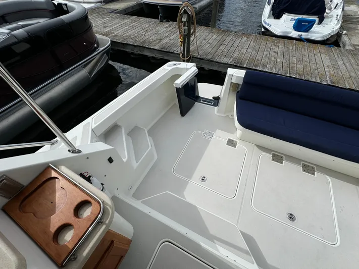 "flying Low" Yacht Photos Pics 2008 Back Cove 33 boat deck with seating and dock view.