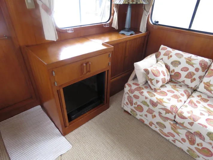 Patient Lady Yacht Photos Pics Interior of 1987 DeFever 49 Pilothouse yacht.