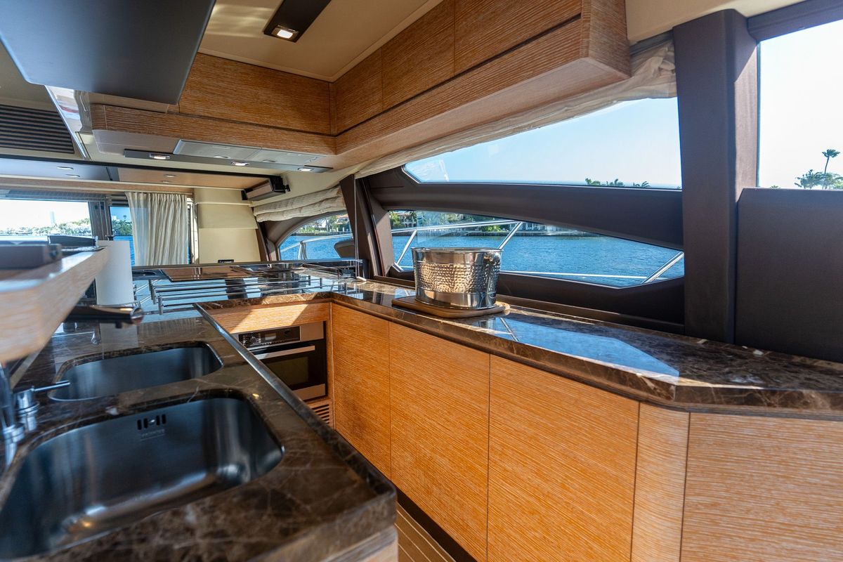 2014 Azimut 64 