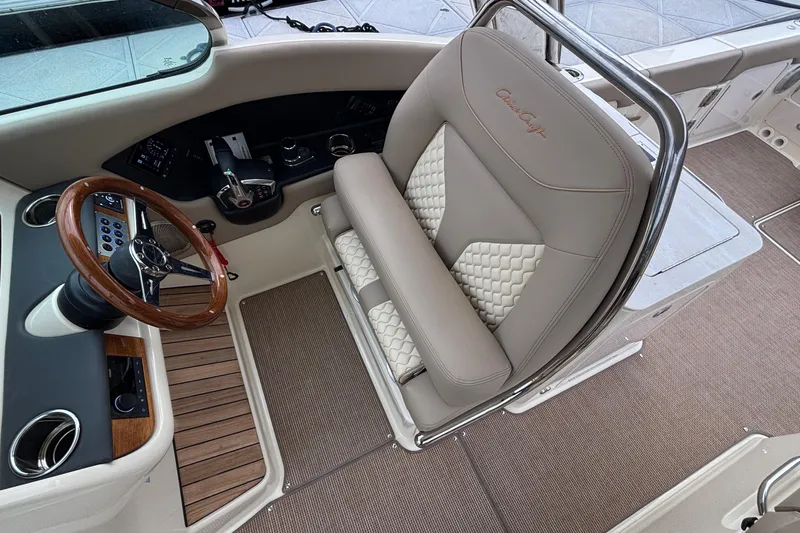  Yacht Photos Pics 2026 Chris-Craft Calypso 28 helm with luxurious seating and wooden steering wheel.