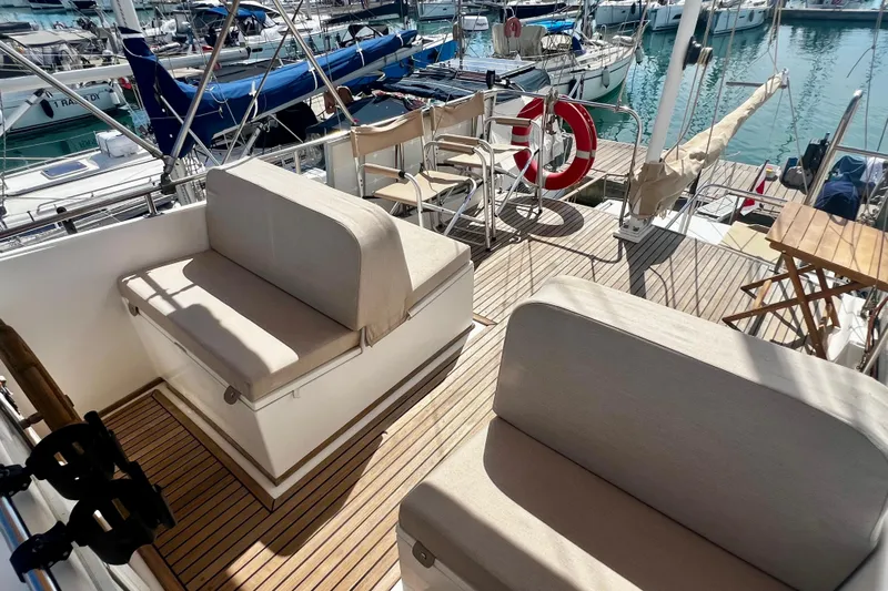 Apta Yacht Photos Pics 1989 Grand Banks 36 Classic yacht deck with seating, docked in a marina.