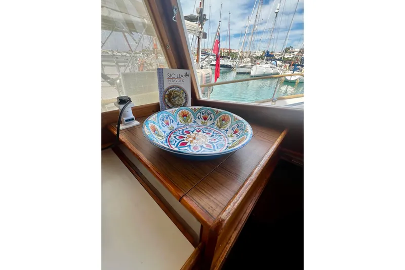 Apta Yacht Photos Pics 1989 Grand Banks 36 Classic interior with decorative bowl and "Sicilia in Tavola" book.