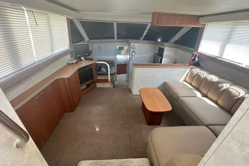 Dunac's Minni Conn III Yacht Photos Pics Interior of 1997 Silverton 422 Motor Yacht with cozy seating and entertainment area.