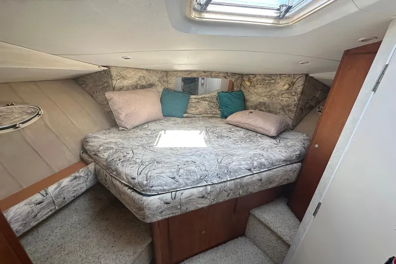 Dunac's Minni Conn III Yacht Photos Pics Cozy cabin interior of 1997 Silverton 422 Motor Yacht with plush bedding.