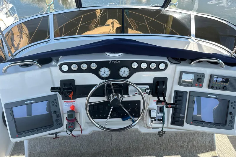 Dunac's Minni Conn III Yacht Photos Pics 1997 Silverton 422 Motor Yacht helm with navigation instruments and steering wheel.