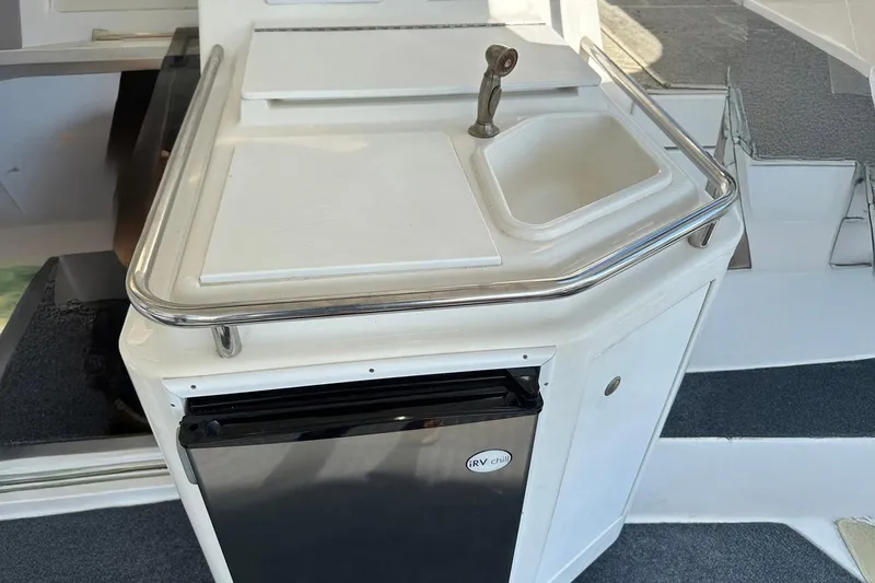 Dunac's Minni Conn III Yacht Photos Pics 1997 Silverton 422 Motor Yacht kitchenette with sink and mini fridge.