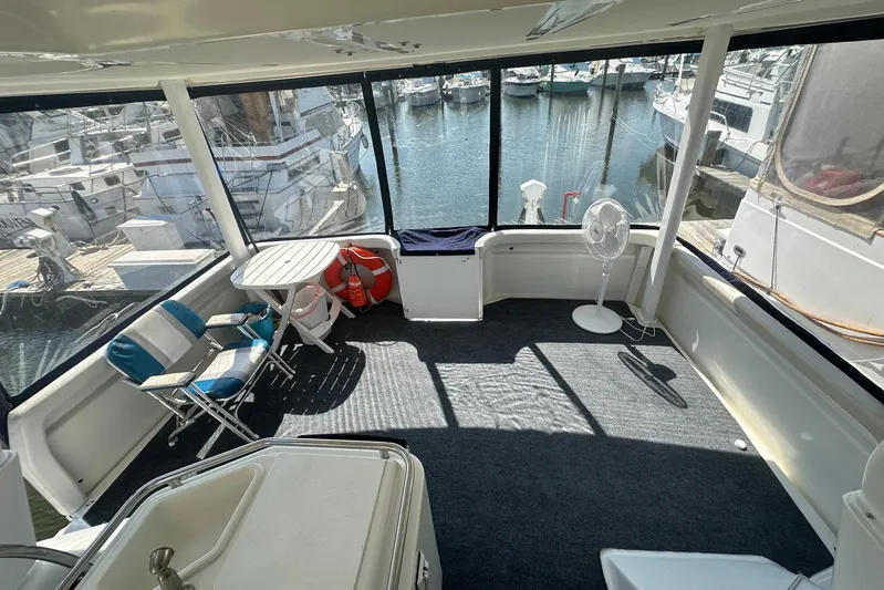 Dunac's Minni Conn III Yacht Photos Pics 1997 Silverton 422 Motor Yacht interior with seating, table, and marina view.