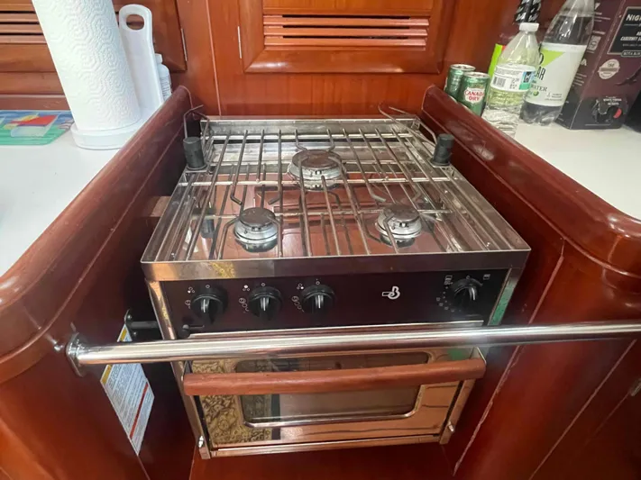 Tiramisu Yacht Photos Pics Stainless steel stove and oven in 2004 Beneteau Oceanis 473 yacht kitchen.
