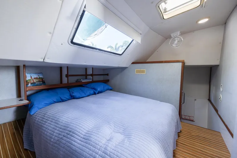 Shamrock Yacht Photos Pics Cozy bedroom in 2002 Endeavour 44 Sail Catamaran with skylight and blue bedding.