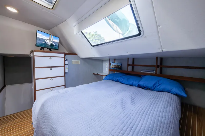 Shamrock Yacht Photos Pics Cozy bedroom in 2002 Endeavour 44 Sail Catamaran with skylight and TV.