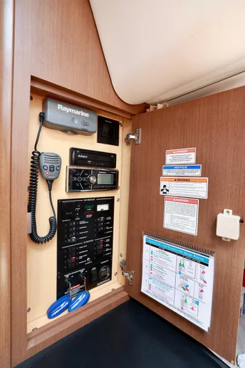 Antani Yacht Photos Pics 330-SEA-RAY-SUNDANCER-2014-YACHTSBLUE