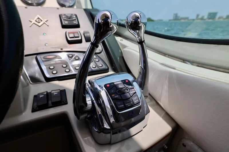 Antani Yacht Photos Pics 330-SEA-RAY-SUNDANCER-2014-YACHTSBLUE