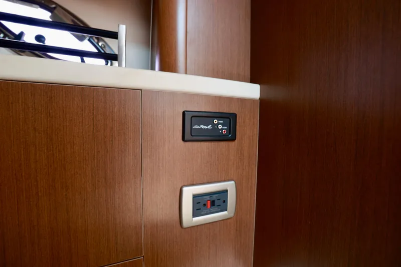 Antani Yacht Photos Pics 330-SEA-RAY-SUNDANCER-2014-YACHTSBLUE