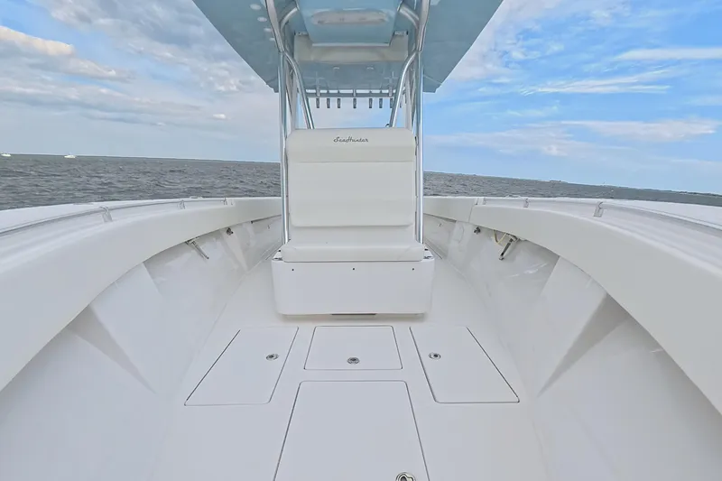  Yacht Photos Pics 2019 SeaHunter 33 Tournament boat on open water under blue sky.