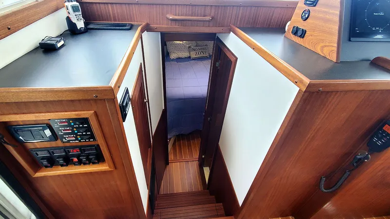 Back Forty Yacht Photos Pics Pilothouse Berthing Companionway