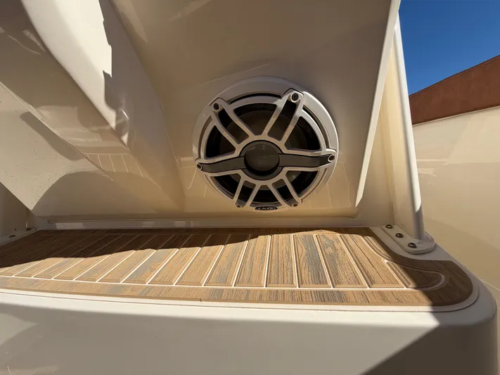  Yacht Photos Pics Speaker on Scout 277 LXF boat, model year 2026.