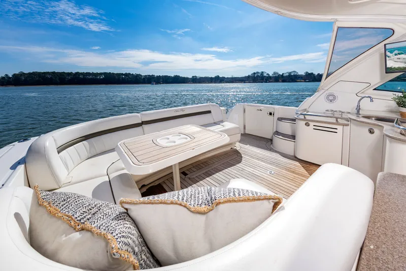 With E's Yacht Photos Pics Luxurious interior of 2007 Sea Ray 48 Sundancer yacht.