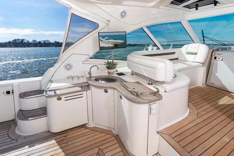 With E's Yacht Photos Pics Luxurious interior of 2007 Sea Ray 48 Sundancer yacht.