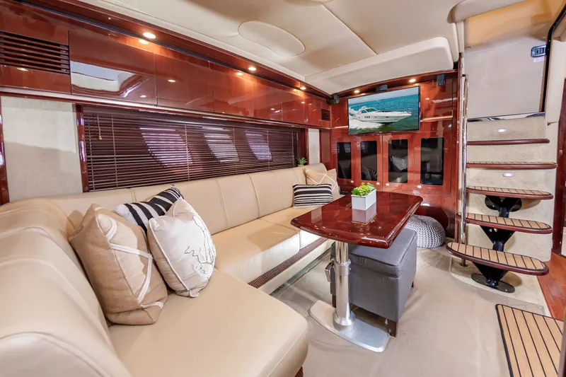With E's Yacht Photos Pics Luxurious interior of 2007 Sea Ray 48 Sundancer yacht.