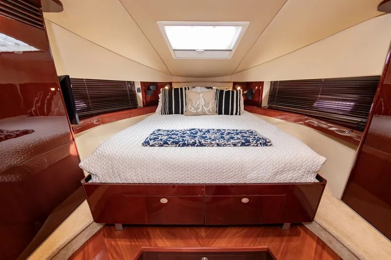With E's Yacht Photos Pics Luxurious bedroom in a 2007 Sea Ray 48 Sundancer yacht.